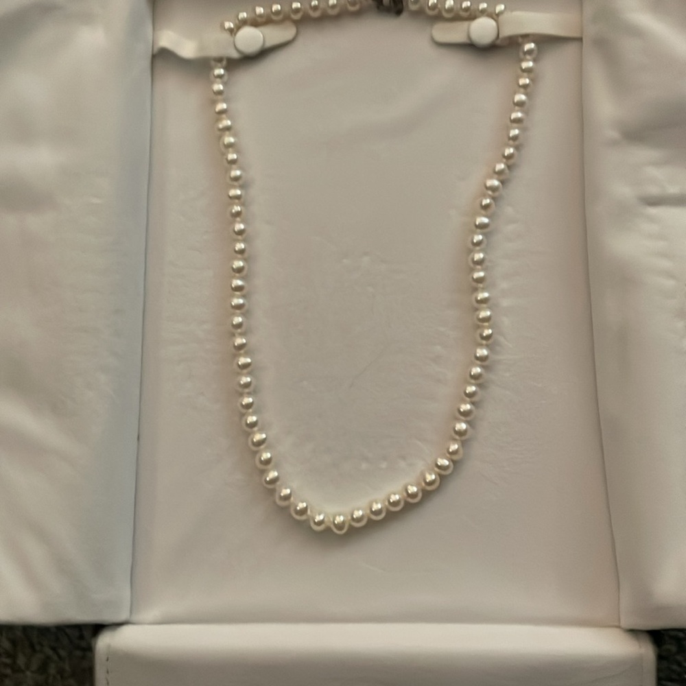 Colombian emerald’s international NEWWWWW 
PEARL NECKLACE 16”